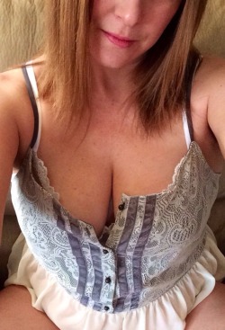 kelly-momnwife:  Selfie time….Ya know my ass is hot….comments