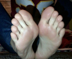 kaitlynsfeetandsoles:  Soles & toes for you! :3