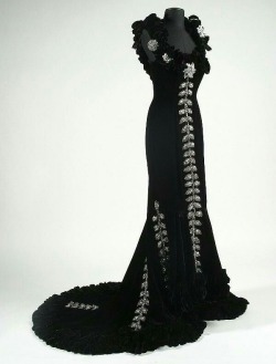 ephemeral-elegance:  Gown worn by Mae West in She Done Him Wrong,