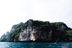 ne0nicecream:  Kayaking Phi Phi - IIGoing right from Loh Dalum