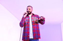 celebritiesofcolor:   Drake performs before the game between