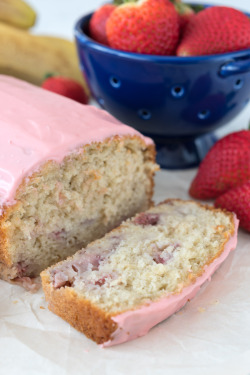 foodffs:  STRAWBERRY BANANA BREAD Really nice recipes. Every