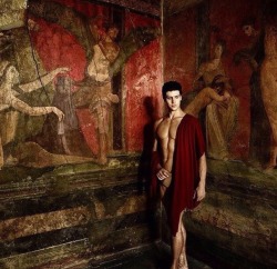 ohthentic:  domus-iucunda:Roberto Bolle by Fabrizio Ferri. Villa