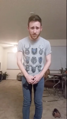 thelittlevryk:   ”I paused your video right here and had to