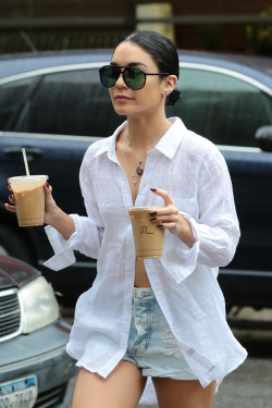 vanessahudgensfashionstyle:    Vanessa Hudgens out and about