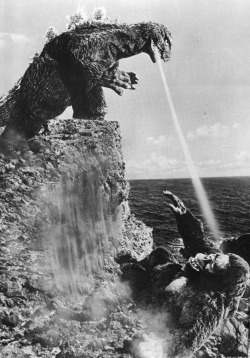 citystompers:  King Kong vs. Godzilla (1962) via Black Sun
