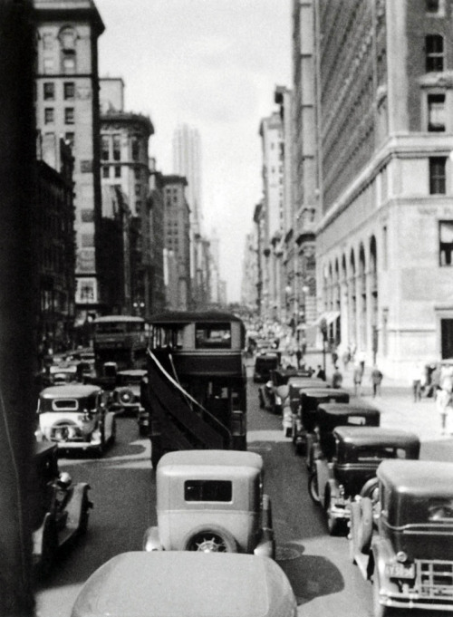 newyorkthegoldenage:  Fifth Avenue, 1932.Photo: George Grosz