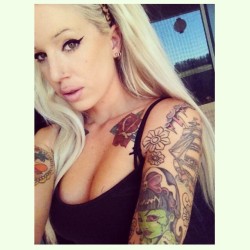 samiilamorte:  Me still sucking at selfies. 🌺 #inked #inkedgirls