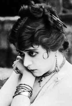 julia-loves-bette-davis:  Theda Bara │ Carmen, 1915 