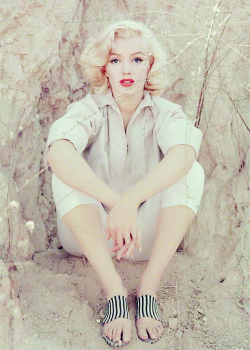 vampiriccupcakexoxo:  missmonroes:  Marilyn Monroe photographed