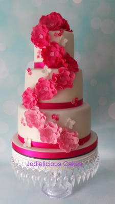 cakedecoratingtopcakes:  Pretty in pink by Jodie Innes …See