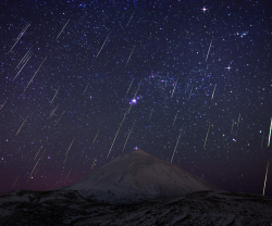 sci-universe:  The Geminid meteors of 2013 raining down on EarthAstrophotographer