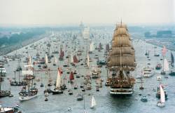 sixpenceee:  A flotilla of hundreds of tall ships and other boats