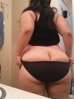 niceandcurvy:  Click on the picture for higher res and to download