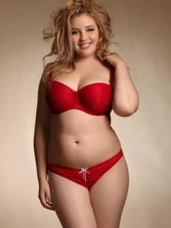 lil-chub:  Shapes n Curves # 25   I grinned at her and she smiled