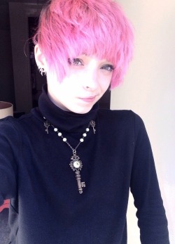 juuzoucore:  my new contacts match my necklace a little bit©