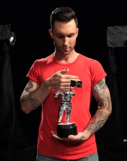 milesfromadamlevine:  VMAs 2014 Adam Levine behind the scenes