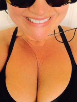 vinnyvienna: Here’s some smily cleavage you funny man! Enjoy