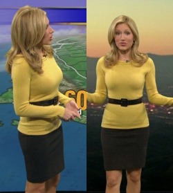 hot-weather-girls:  Weather expert Jackie Johnson delivers the