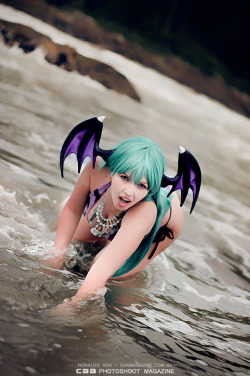 mcosplay: Morrigan Aensland | Darkstalkersモリガン・アーンスランドcosplayer Ju Tsukino | www.fb.com/JuTsukino Ronaldo Ichi - photographerco-photographer - Valesca Braga—————–We are here also |instagram - instagram.com/caaphotoshootmagazineTumblr