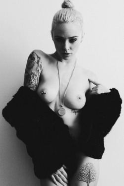 slumdogjamal:  cameronsdiary:  Alysha Nett photographed by Cameron