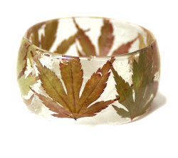 culturenlifestyle:Handmade Resin Bangles Contain Dried Flowers