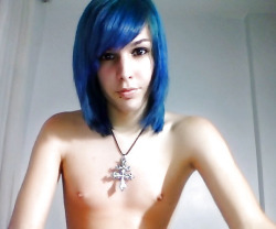 boys2girls:  I find blue hair so sexy - is there something wrong