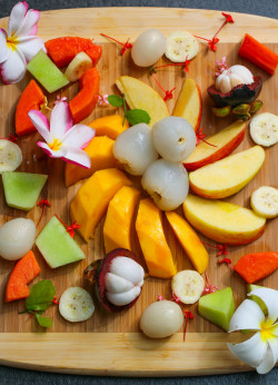redefiningfood:  A perfect breakfast fruit platter of Mango,