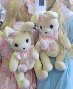 annsoapples:  Merel and I had twin bunny bags, hihi! <3 