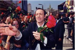 chasingspacey:Kevin Spacey gets rosey love from fans as he receives