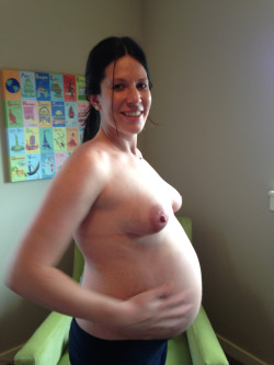 maternitynudes: only 4 more weeks  You look radiant! Thanks for