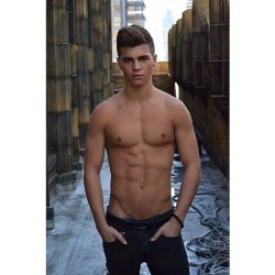 barbellsandboys:  hotguypics:  @itsreallyken  Ugh, Brandon is