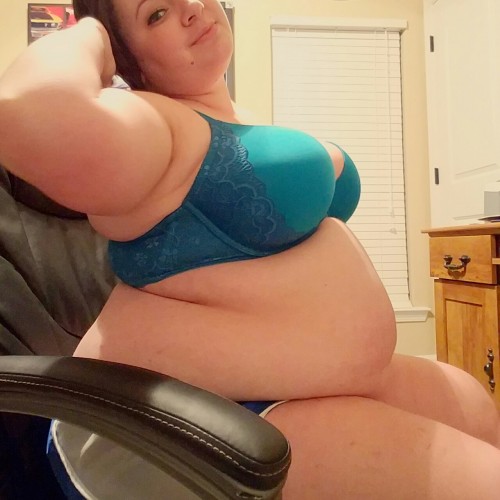 fatloverluis:  bbwpaizlee:  New torrid bra. Fits like a dream.  ðŸ˜ðŸ˜ 