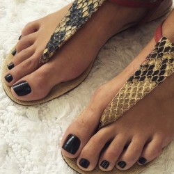 ifeetfetish:  #yummy #girl #sandals #soles #toes #feet #beach