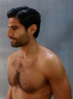 mynewplaidpants:For lots and lots of Kayvan Novak CLICK RIGHT