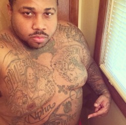 chubby–lovers:  I’m just a fat tatted up nigga 🐻