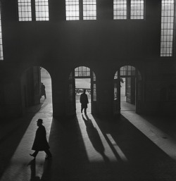 luzfosca:  Roman Vishniac Interior of the Anhalter Bahnhof, a