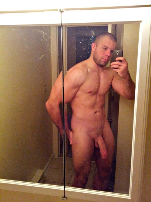hungdudes:  The mirror does justice to this muscle hung…  Beau morceau !