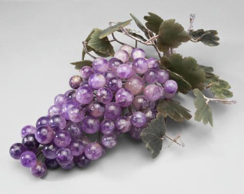 teathattast:blondebrainpower:  Amethyst grapes with jade leaves. China,