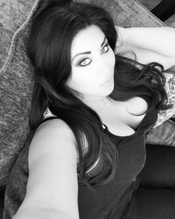 ivydoomkitty: Only 5 days left to snag the xmas photo set for