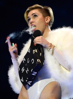 lovemehate-me:  Miley accepting the EMA for ‘Best Video’