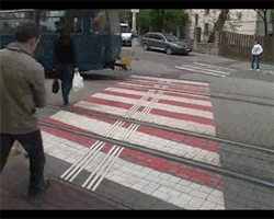 sizvideos:  Pallet on tramway rails - Video 
