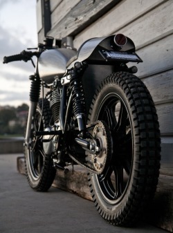 motomondiale:  GASOLINE CUSTOM YAMAHA SR400 - TOMAHAWK II 