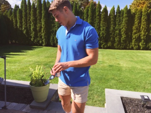 jacques-yvan:  iloveguyswearingshorts:  derekbinsack:  Wearing shorts in October >>>>  You always looks amazing in shorts!  Yes, I know! 