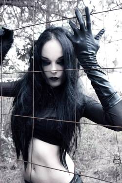 gothicandamazing:    Photography: Fringe PhotographyRetouch,Styling