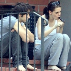 cosmikor:  Celebrities smoking weed.  Kristen Stewart Paris Hilton