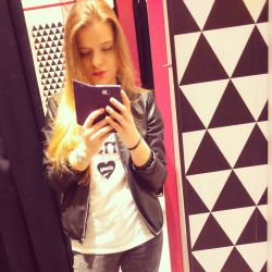 fittingroomselfie:  Do domu, po pracy, perspektywa wolnej soboty.ðŸ˜Š