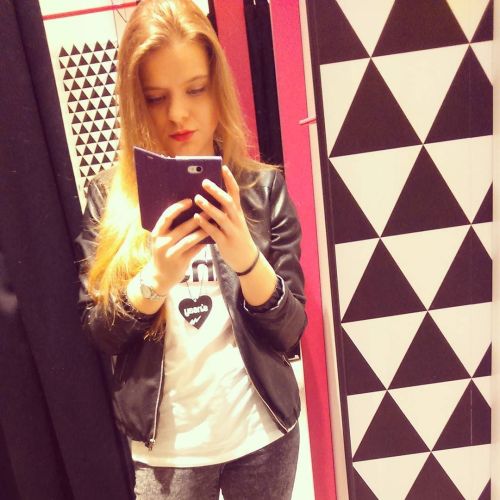 fittingroomselfie:  Do domu, po pracy, perspektywa wolnej soboty.ðŸ˜Š #me#girl#polishgir#instagirl#sinsaygirl#blondehair#longhair#makeup#redlips#selfie#selfiemirror#fittingroomselfie#warsaw#afterwork#tired#buthappy#goodmood#freesaturday#popracy#jedendzien