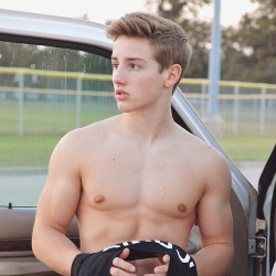 hgteens:Damn boy 😏