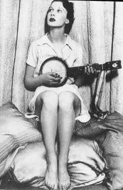 maudelynn:Vivien Leigh at age 19 with her banjolele c.1932 via
